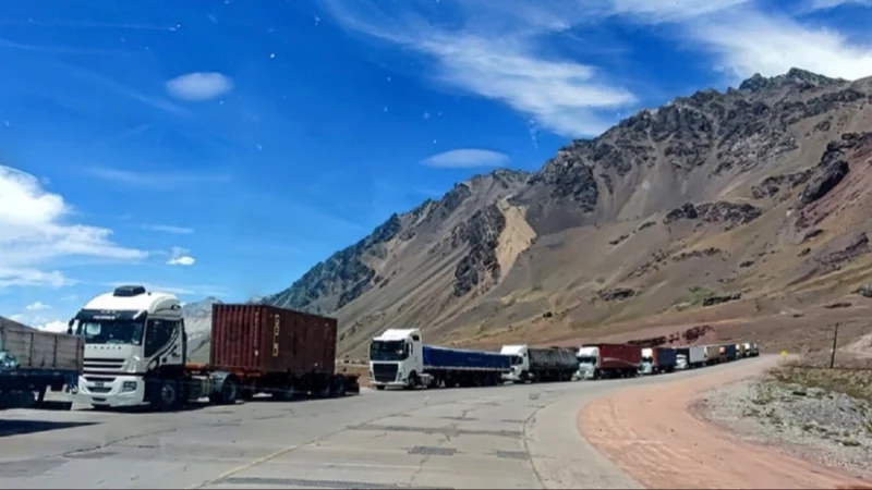 Flexibilizan las medidas para ingresar a Chile y el conflicto con los camioneros podría llegar a su fin