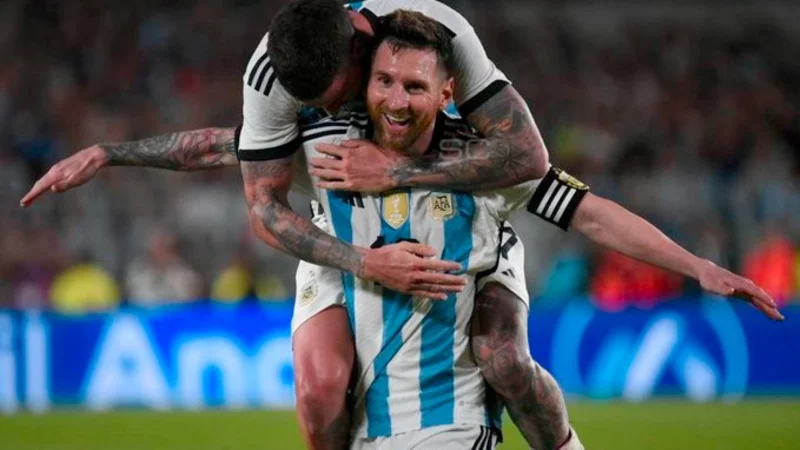 Fiesta completa: triunfo de la Selección y el gol 800 de Messi 