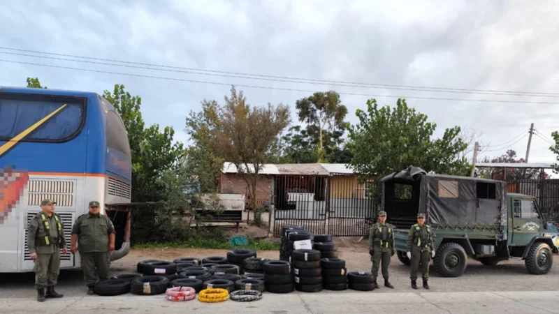 Gendarmería incautó un millonario contrabando de mercadería en un colectivo 