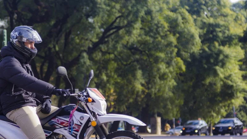 Un legislador mendocino presentó un proyecto para que se les exija un código QR a los motociclistas