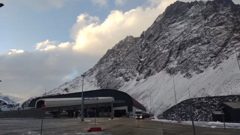 El Paso Internacional Cristo Redentor permanece cerrado por nevadas