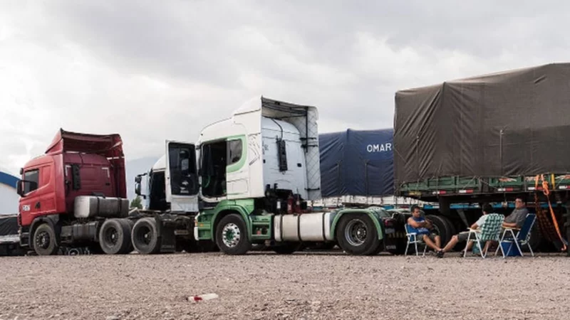 Malestar de los camioneros por una nueva exigencia de Chile para ingresar a ese país