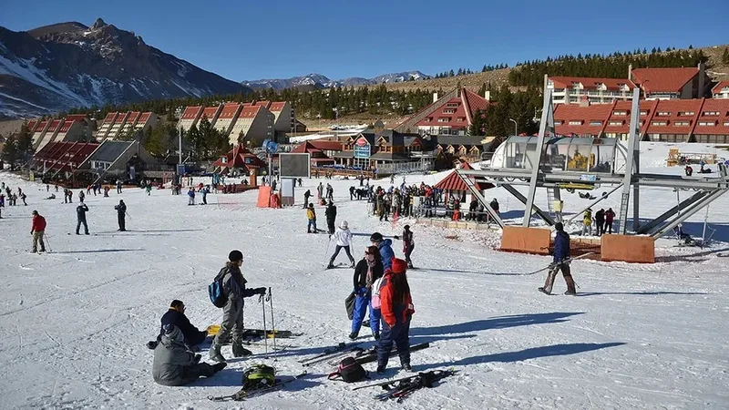 Por la falta de nieve, Las Leñas y Los Puquios vuelven patear su apertura