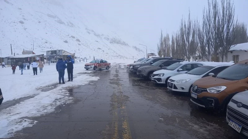 El cruce a Chile sigue cerrado y ahora el problema son los camiones abandonados en la ruta