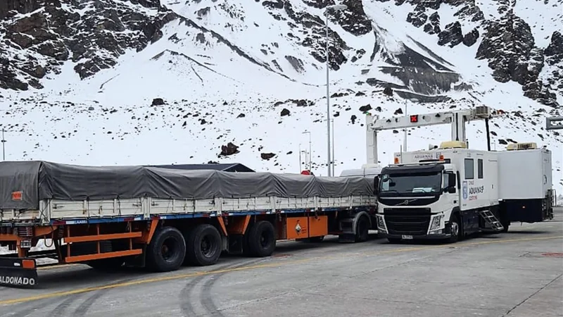 Los camioneros continúan a la espera de cruzar hacia Chile